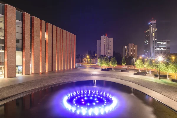 Vue Fontaine Dans Vieille Ville Européenne Nuit — Photo