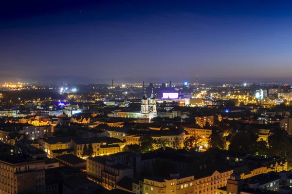gece eski Avrupa kentinin havadan görünümü
