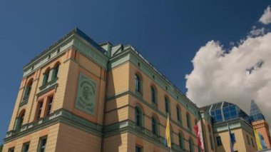 Eski Avrupa şehirde bina üzerinde gökyüzü görüntüleri