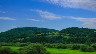 dağlar üzerinde uçan güzel bulutlar doğal görüntüleri, zaman atlamalı
