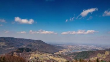 dağlar üzerinde uçan güzel bulutlar doğal görüntüleri, zaman atlamalı