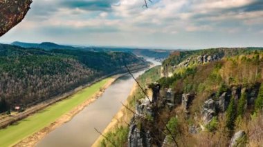 dağlar üzerinde uçan güzel bulutlar doğal görüntüleri, zaman atlamalı