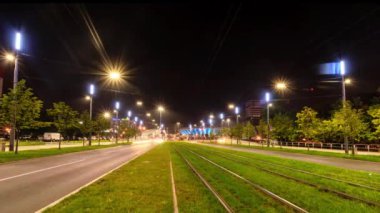 Eski Avrupa şehri akşam yola zaman atlamalı görüntüleri