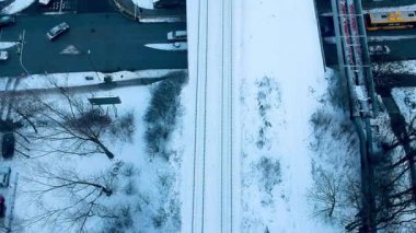 Eski Avrupa şehri karla kaplı hava görüntüleri