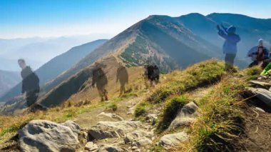 dağlar, zaman atlamalı turistler yürüyüş görüntüleri