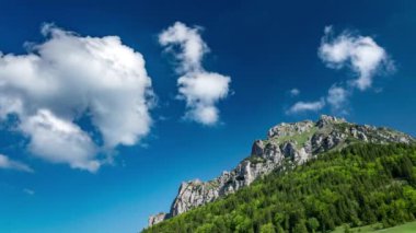 dağlar üzerinde uçan güzel bulutlar doğal görüntüleri, zaman atlamalı