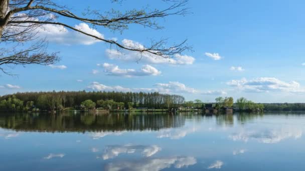 美丽的湖面下蓝天 时间流逝的风景画面 — 图库视频影像