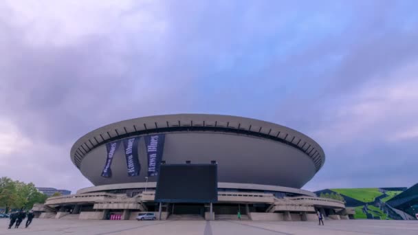 Filmagens Lapso Tempo Nublado Moderno Estádio Construção Cidade Europeia — Vídeo de Stock