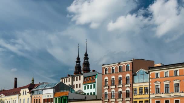 Aufnahmen Von Wolken Die Über Die Alte Europäische Stadt Fliegen — Stockvideo