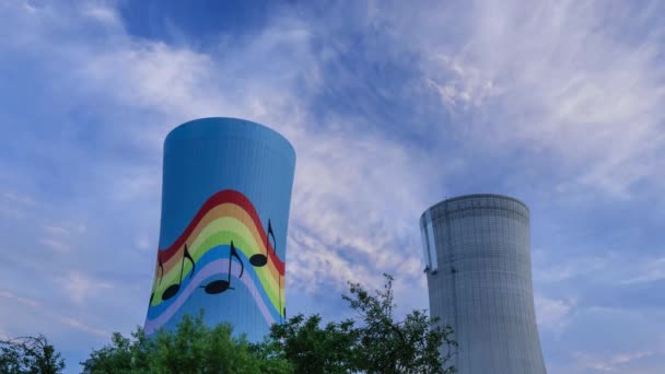 Vídeos Lapso Tiempo Nubes Corriendo Sobre Central Eléctrica — Vídeos de Stock