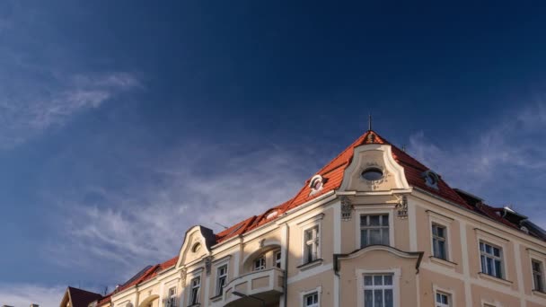 Zeitraffer Aufnahmen Von Wolken Über Dem Gebäude Der Alten Europäischen — Stockvideo