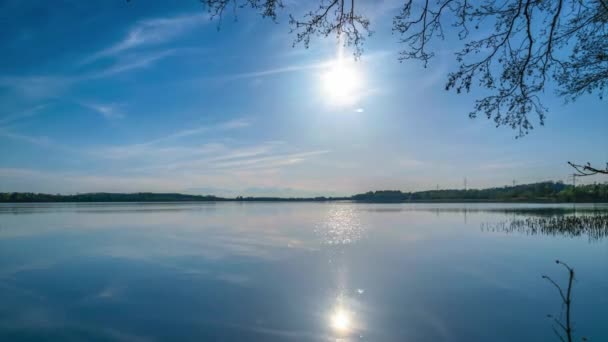 青空の下の美しい湖の風光明媚な映像 時間の経過 — ストック動画