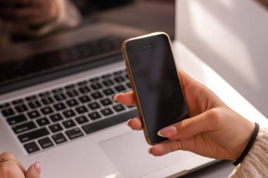 İşyerinde akıllı telefon kullanarak kadın kırpılmış shot
