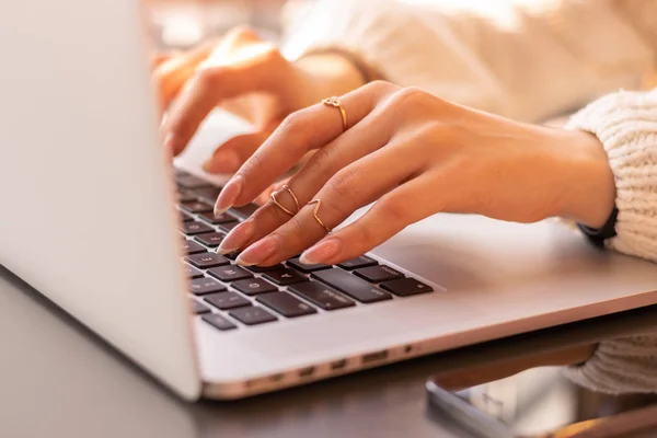 Cropped Shot Woman Using Laptop Workplace — Stock Photo, Image