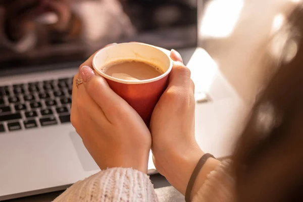 Cropped Shot Woman Holding Cup Coffee Workplace — Stock Photo, Image