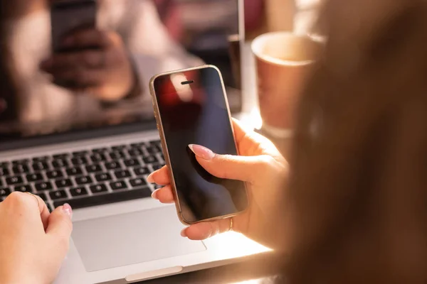 Tiro Recortado Mulher Usando Smartphone Local Trabalho — Fotografia de Stock