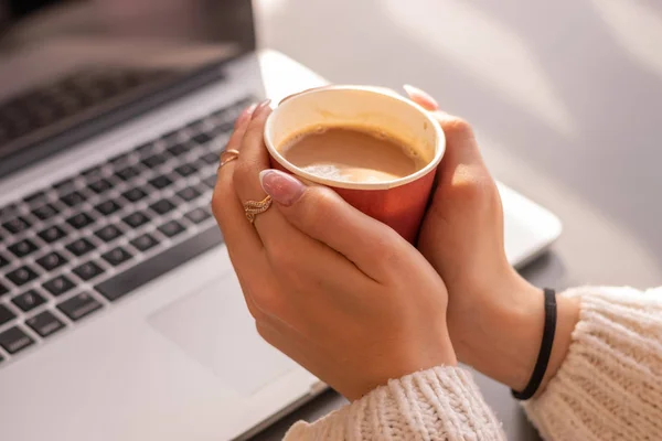 Cropped Shot Woman Holding Cup Coffee Workplace — Stock Photo, Image