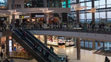 alışveriş merkezinde insanların zaman atlamalı görüntüleri