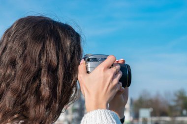 fotoğraf çekerken kamera ile kadın yakın çekim