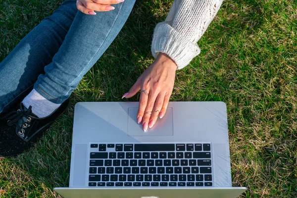 Κομμένη Βολή Της Γυναίκας Που Χρησιμοποιεί Laptop Πράσινο Γρασίδι — Φωτογραφία Αρχείου