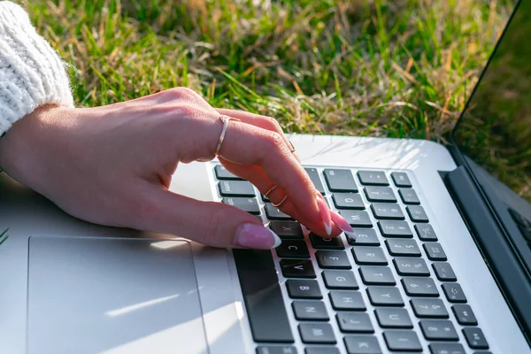 Обрізаний Знімок Жінки Використовуючи Ноутбук Зеленій Траві — стокове фото