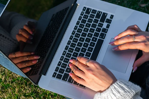 Κομμένη Βολή Της Γυναίκας Που Χρησιμοποιεί Laptop Πράσινο Γρασίδι — Φωτογραφία Αρχείου