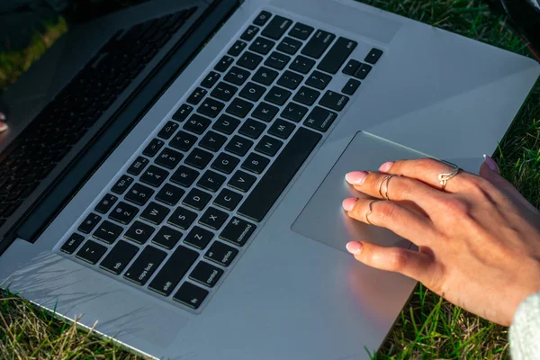 Κομμένη Βολή Της Γυναίκας Που Χρησιμοποιεί Laptop Πράσινο Γρασίδι — Φωτογραφία Αρχείου