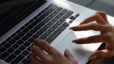 Başarılı yönetici mola sırasında kafede çalışan ve onun dizüstü bilgisayarda internet bilgi arama, Modern kahve dükkanı veya çatı dizüstü bilgisayar kullanarak Kadın eller