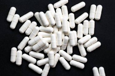 siyah yüzeyde hap yığınının yakın çekim