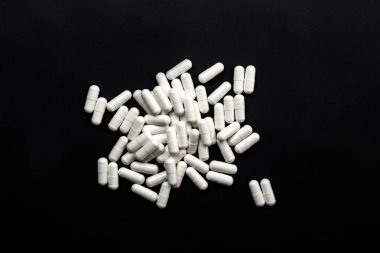 siyah yüzeyde hap yığınının yakın çekim