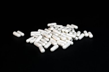 siyah yüzeyde hap yığınının yakın çekim