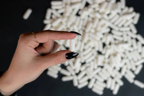 Colpo Ritagliato Donna Possesso Pillole Bianche — Foto Stock