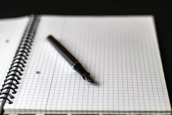 笔记本和钢笔黑色背景上 — Φωτογραφία Αρχείου