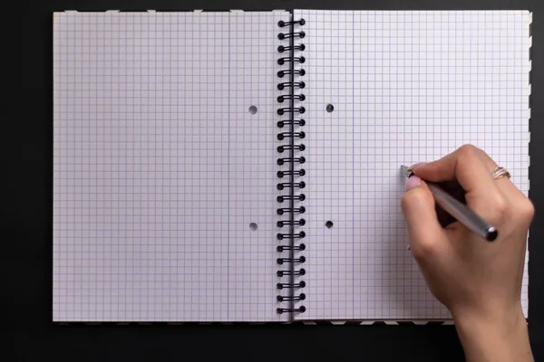 Close shot of a human hand writing something on the paper — Stock Photo, Image