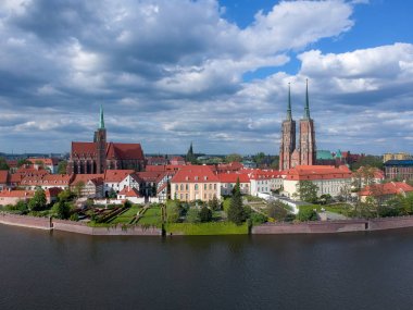 Wroclaw havadan görünümü: Ostrow Tumski, St John Katedrali Vaftizci ve Kutsal Haç Ve St Bartholomew Koleji Kilisesi
