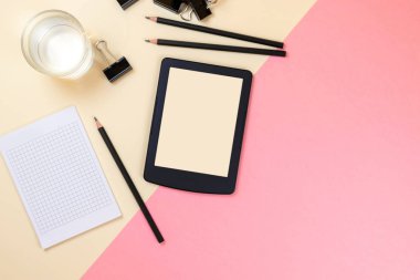 Boş tablet sarf malzemeleri ve kopya alanı olan diğer öğelerle yaratıcı ofis masaüstünü kapatın. Mock up, Yukarıda görünüm