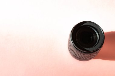 Pembe arka plan daki kameranın lensi