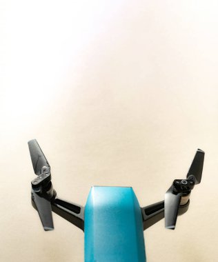 Sarı arka planda mavi drone 