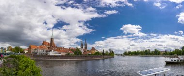 Wroclaw havadan görünümü: Ostrow Tumski, St John Katedrali Vaftizci ve Kutsal Haç Ve St Bartholomew Koleji Kilisesi