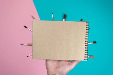 Okul defteri ve çeşitli kırtasiye. Okul konseptine geri dönelim. Çok renkli arka plan. 