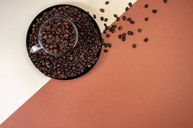 kavrulmuş kahve çekirdekleri dolu fincan ve tabak üst görünümü