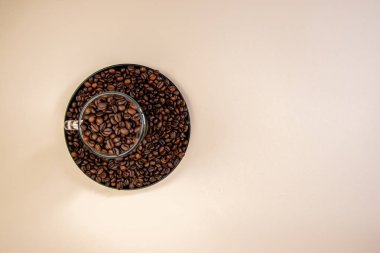 kavrulmuş kahve çekirdekleri dolu fincan ve tabak üst görünümü