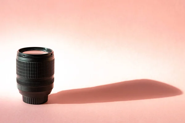 Lente Para Cámara Sobre Fondo Rosa — Foto de Stock