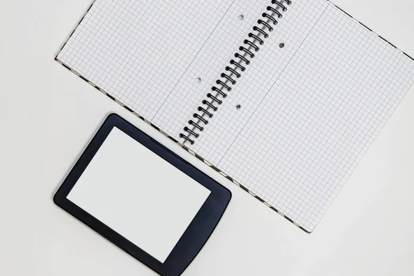 Werkruimte Met Laptop Smartphone Andere Gadgets Een Witte Tafel Bovenaanzicht — Stockfoto
