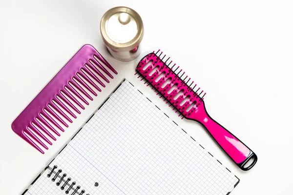 Roze Haarborstel Een Notitieboekje Witte Achtergrond — Stockfoto