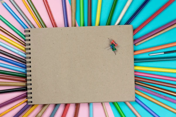 学校ノートや様々な文房具 学校の概念に戻る 多色の背景 — ストック写真