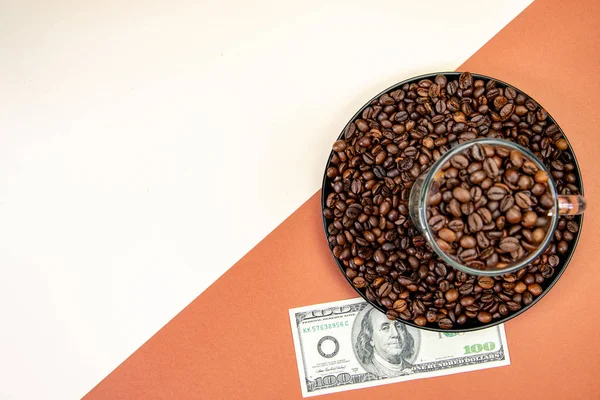 fincan ve tabak yüz dolar fatura ile kavrulmuş kahve çekirdekleri dolu üst görünümü