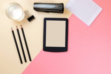 Boş tablet sarf malzemeleri ve kopya alanı olan diğer öğelerle yaratıcı ofis masaüstünü kapatın. Mock up, Yukarıda görünüm 