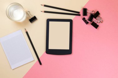 Boş tablet sarf malzemeleri ve kopya alanı olan diğer öğelerle yaratıcı ofis masaüstünü kapatın. Mock up, Yukarıda görünüm 
