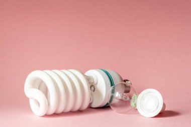 Pembe üzerine izole edilmiş beyaz ampulün yakın görünümü.